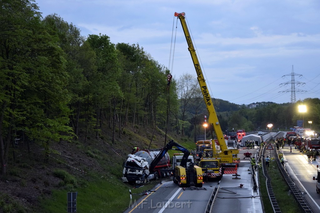 VU Gefahrgut LKW umgestuerzt A 4 Rich Koeln Hoehe AS Gummersbach P496.JPG - Miklos Laubert